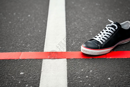 在一条线上鞋子在红线上背景