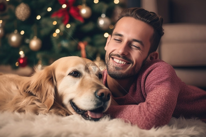 外国男人和狗狗共度圣诞节图图片