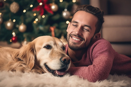 外国男人和狗狗共度圣诞节图图片