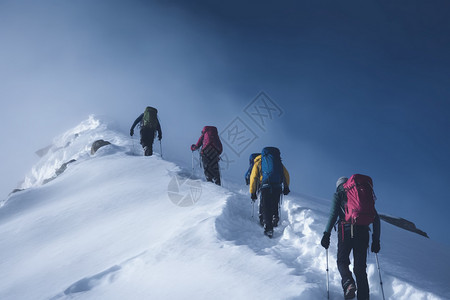 爬雪山的登山者图片