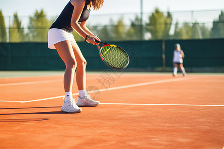 打网球的年轻女性图片