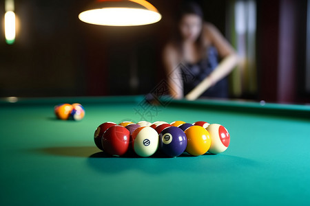 俱乐部桌上的桌球背景图片