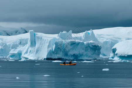南极船南极半岛的巨大冰山背景