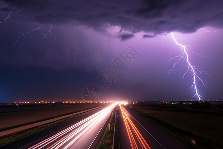 高速公路夜间的闪电背景图片