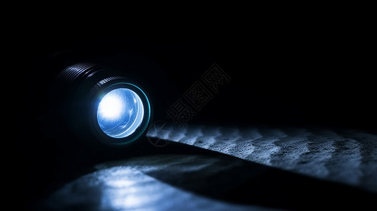 在黑暗中手电筒的蓝光特写高清图片