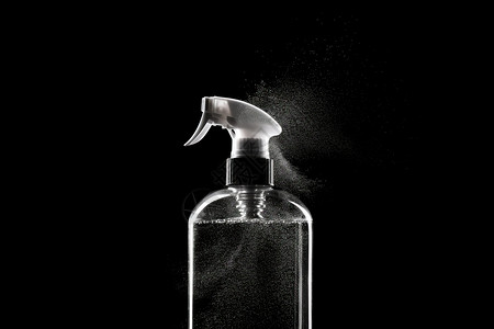 黑色背景上的喷雾瓶设计图片
