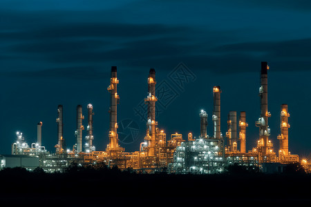 夜晚的石化炼油厂图片