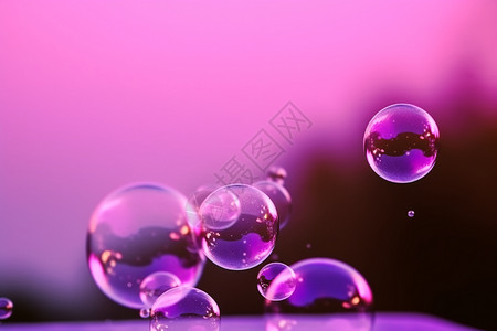 紫色背景的肥皂泡图片