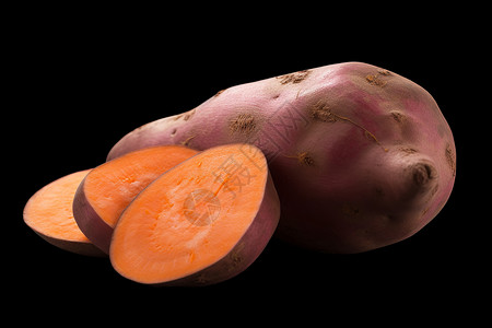 紫色甘薯黑色背景中的红薯背景