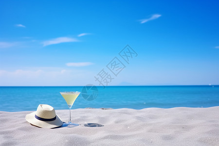 沙滩上的草帽和鸡尾酒背景图片