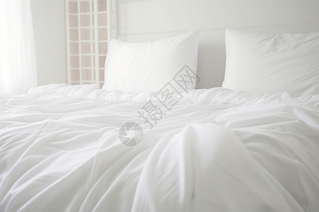 羽绒被白色床单和枕头设计图片