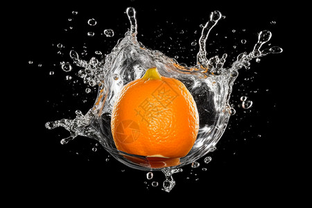 掉落水中的橘子溅落水滴涟漪设计图片