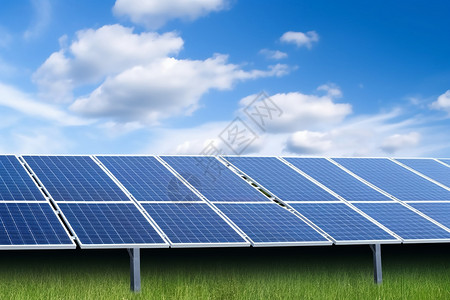 草地上的太阳能电池板系统图片