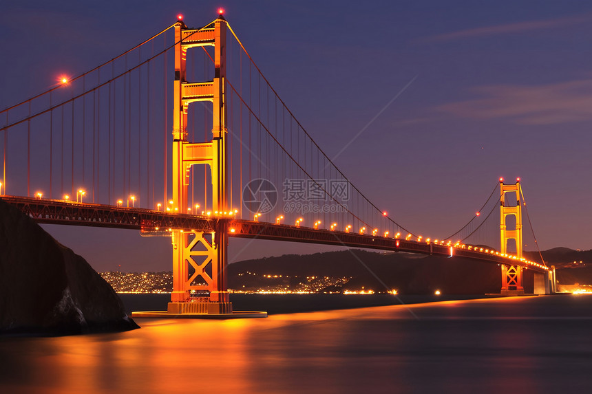 灯火透明的金门大桥图片