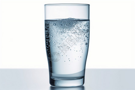 白色透明冰块一杯气泡水背景