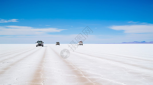 运动型SUV行驶在盐滩上高清图片