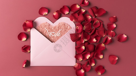 粉色爱心信封浪漫的玫瑰花瓣和信封背景