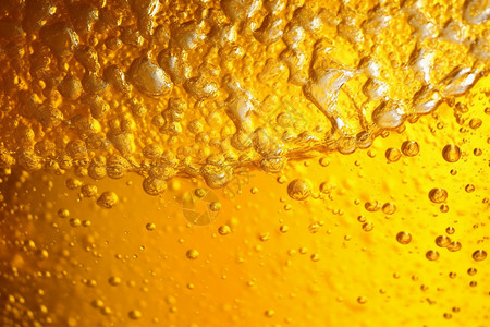 玻璃杯黄色啤酒小麦啤酒沫创意背景设计图片
