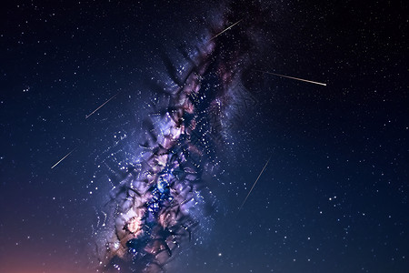 夜空中的流星和银河系背景图片