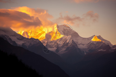 日落时的喜马拉雅山背景图片