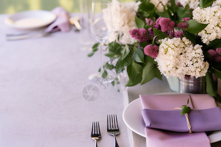 花园宴会紫色桌布上的花瓶背景