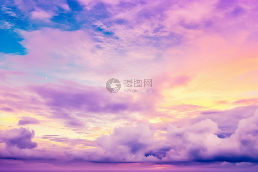 梦幻的紫色天空图片