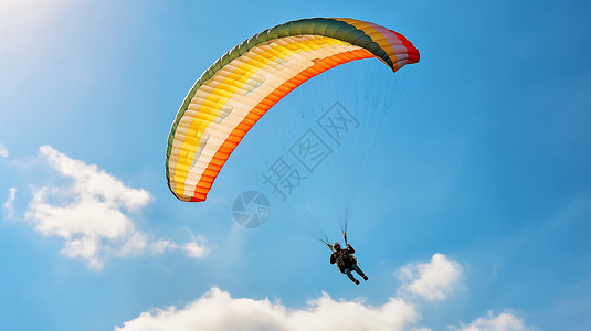 云朵中跳跃的人飞行中的滑翔伞背景