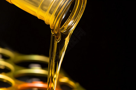 黄色蜂蜜液体给发动机加油设计图片