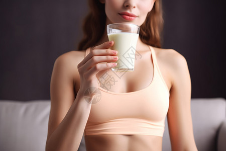 女子健身完喝牛奶图片