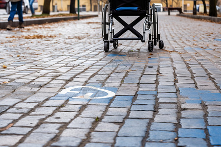 轮椅坡道公园石砖上的轮椅背景