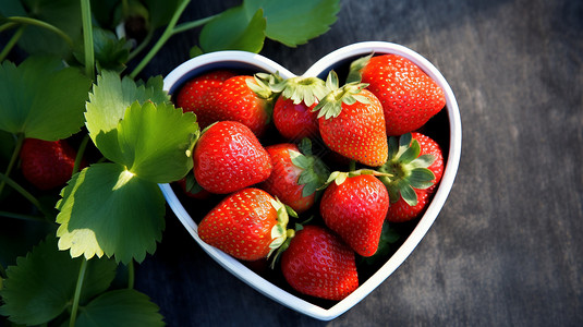 新鲜采摘的草莓背景图片