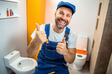 厕所安装工人背景图片