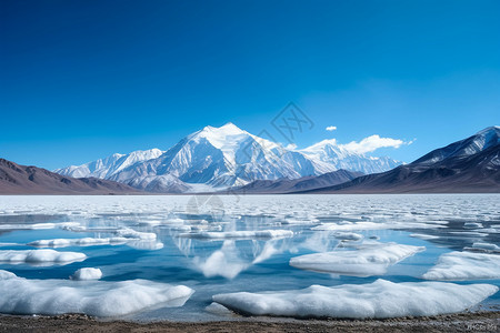 喀喇库尔湖的冰山高清图片