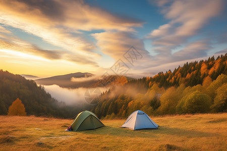 秋天美丽的山顶徒步旅行露营搭帐篷图片