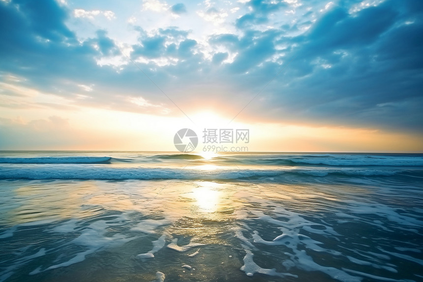 蓝色波浪中的日出海滩图片
