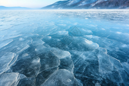 贝加尔湖冬季冰面上的表面冰图片