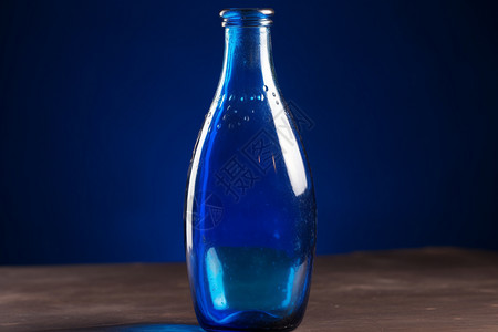 蓝色的空水瓶图片