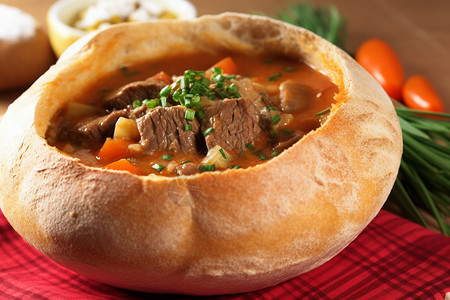 牛肉汤盛在一个面包碗里背景图片