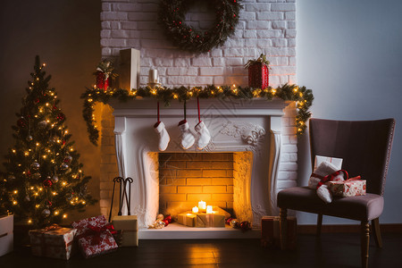 壁炉附近闪亮的圣诞树背景图片