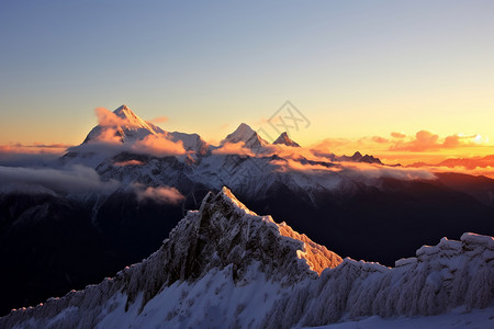 日落时分的雪山背景图片
