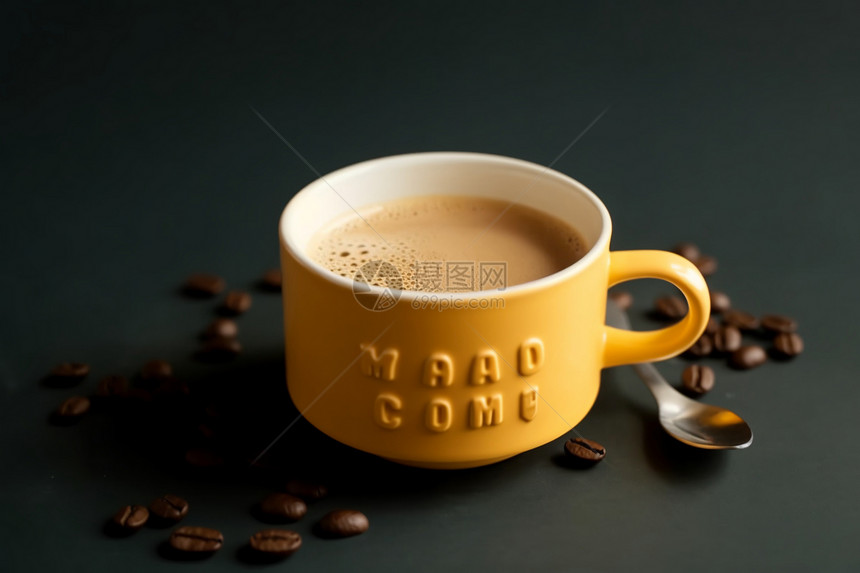 热咖啡和咖啡豆图片