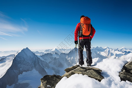 山峰在燃烧站在雪山顶的旅行者背景