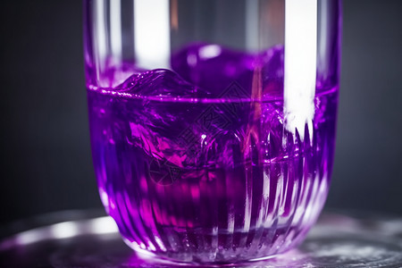 玻璃杯中的紫色液体图片
