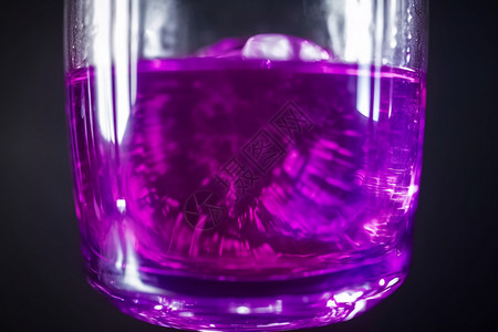 透明玻璃杯中的液体图片