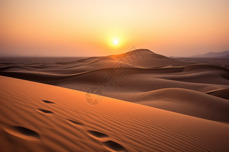 东升西落日出时分的沙漠景观背景