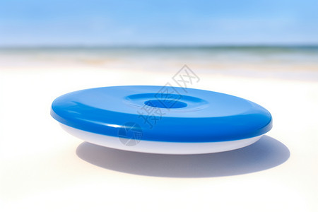 圆形塑料包装袋沙滩中的飞盘游戏设计图片