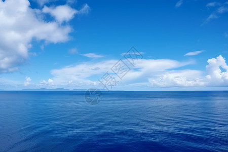 蓝天下湛蓝的海洋图片