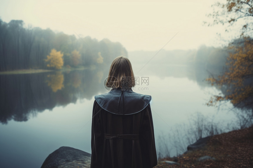 在河边站立的女人图片
