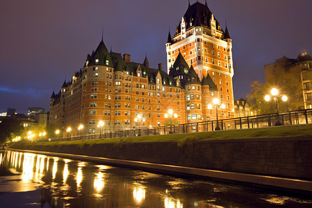 河边的城堡酒店背景图片