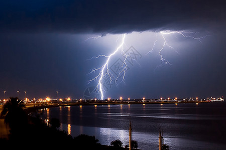 雨天打雷正在打雷的城市上空背景